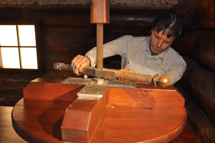 <p> Ahır bölümümüz çok etkileyici, özellikle gelen misafirlerimiz çok etkileniyor o bölümden, gravyer peynirinin baştan sona kadar imalatının anlatıldığı devasa boyutlarda bir bölümümüz var.</p>