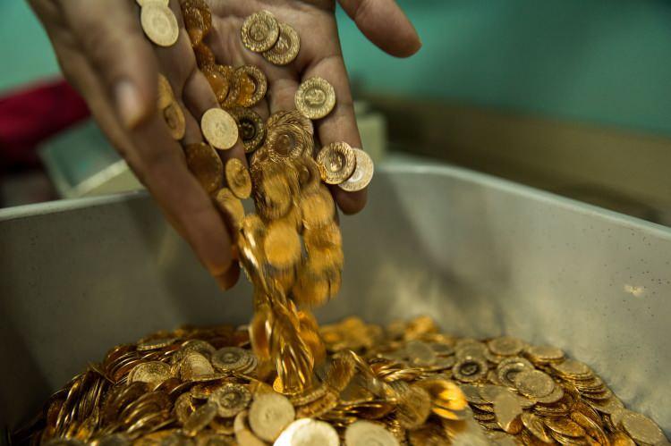 <p>Fed’in faizleri artırmaya devam edeceğinin sinyallerini vermesiyle altına dayalı Borsa yatırım fonları Mayıs 2020’den bu yana en düşük seviyeye gerilerken değerli metal için genel algı aşağı yönlü kalmaya devam ediyor.</p>