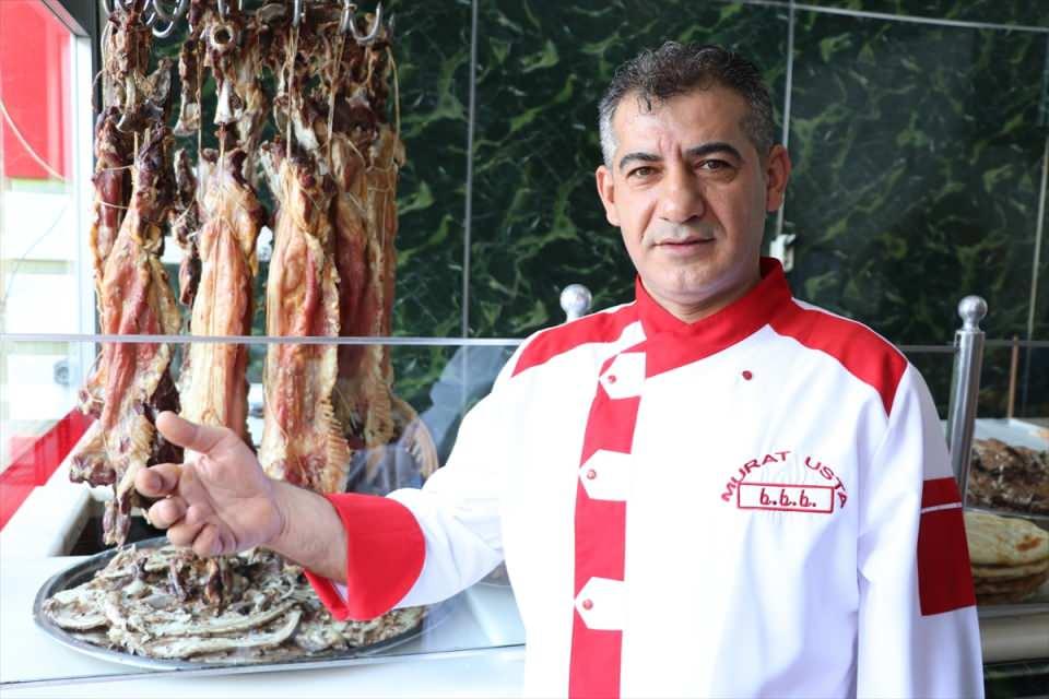 <p> "Büryan kebabı Bitlis'ten Siirt'e gitmiştir"</p>
<p>Bitlis Esnaf ve Sanatkarlar Odası Başkanı Şahin Irgıt, büryan kebabının Bitlis'e ait olduğunu belirterek, büryan ustalarının kendilerini bu alanda kanıtladığını söyledi.</p>
<p>Irgıt, "Siirt ilçemizdi. İl olduktan sonra büryanı kendilerine özgü yapıyorlar ama büryan Bitlis'in. Bunu kanıtlamışız ve Türkiye biliyor. Büryan kebabı Bitlis'ten Siirt'e gitmiştir. Siirt ilçemiz olduğunda da bu yemek ilimizde pişiyordu." diye konuştu.</p>
<p>Bitlis ve Siirt büryanı arasında bazı farklılıklar bulunduğunu anlatan Irgıt, Bitlis'te etin tuzlandığını, Siirt'e ise tuzlanmadığını ifade etti.</p>
<p>Irgıt, "Bitlis'e özgü büryanı görmeleri için tüm Türkiye'yi buraya bekliyoruz. Büryan Bitlis'indir, Bitlis'in kalacaktır. Büryanın başkenti Bitlis'tir. Bunda çok iddialıyız. Siirt'e coğrafi işaret verilmesinde büyük bir haksızlık var. Büryanın ana vatanı Bitlis'tir. Siirt kendine mal etmesin." dedi.</p>