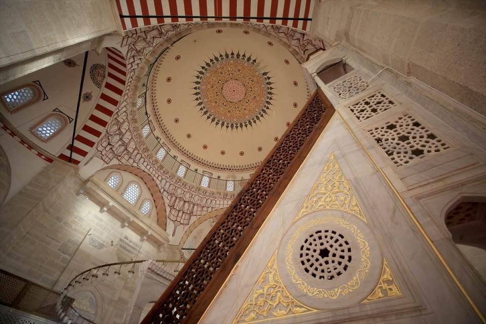 <p>Tarihi kent, Balkanların ilk camisi Hızırbey, "Selimiye Camisi'nin minyatürü" olarak nitelenen Cedid Ali Paşa Camisi ile 1569-1570 yıllarında ibadete açılan Sokullu Mehmet Paşa Camisi'ne ev sahipliği yapıyor.</p>

<p> </p>
