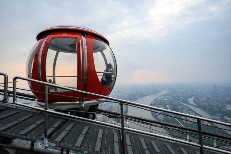 <p>Çin'in Guangdong eyaletine bağlı olan Guangzhou kentindeki Guangzhou Kulesi üzerinde bulunan 16 kabinden oluşan dünyanın en büyük dönme dolabı; ziyaretçileri için şehrin 360 derecelik panoramik manzara keyfi sağlıyor.</p>

<p> </p>
