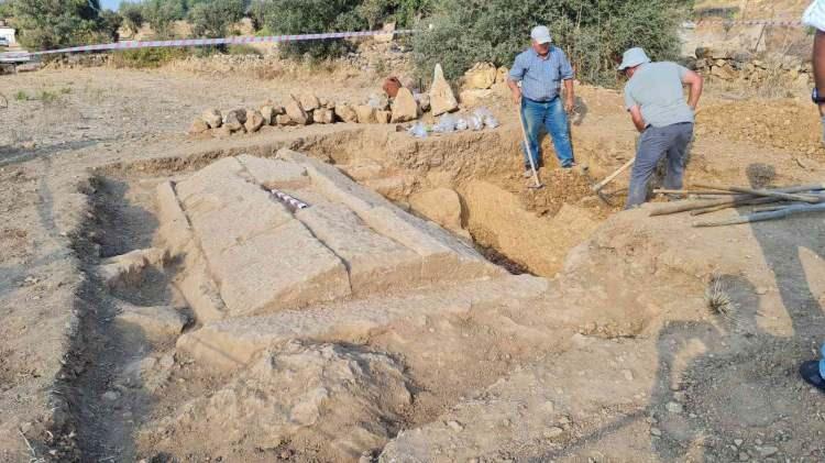 <p>Kazı sonucunda, Helenistik döneme ait olduğu ve 2400 yıl öncesine tarihlendiği düşünülen oda mezar bulundu.</p>
