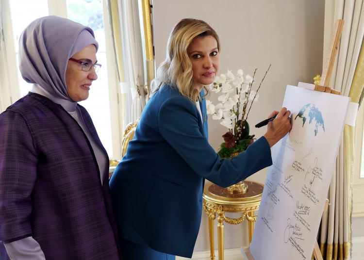 <p>ZELENSKA, SIFIR ATIK BELGESİNİ İMZALADI</p>
<p>Emine Erdoğan ise, “Bölgemizdeki yaklaşık yedi aydır devam eden savaştan dolayı üzüntü duyuyoruz. Bu sorunun bir an önce çözüme kavuşturulmasını ümit ediyorum. Türkiye, barışın tesisi için yoğun gayretlerini sürdürecek” dedi. Emine Erdoğan, Ukrayna’nın toprak bütünlüğüne saygı duyduklarını, diplomasi yoluyla sorunun çözüleceğine inandıklarını söyledi.</p>