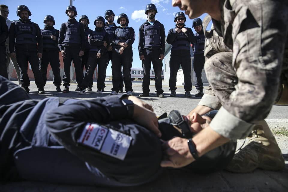 <p>Eğitim, temsili olarak savaş bölgesinde görev yapan 2 muhabirin kaçırılarak rehin alınmasıyla devam etti. Gazeteciler, arkadaşlarını rehin alan kişilerle müzakere etti.</p>
<p> </p>
