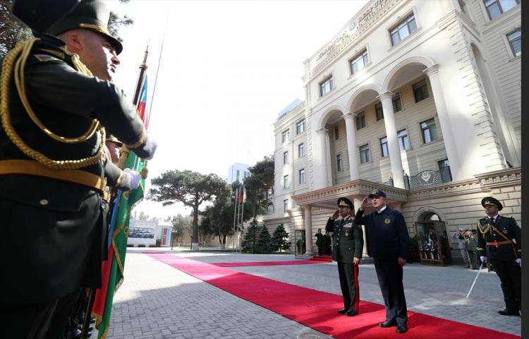 <p>Ermenistan'ın son 30 yıldır yaptığı gibi yine ciddi kışkırtmalara başvurduğuna dikkati çeken Akar, "Ermenistan artık tahrikleri bırakmalı. Azerbaycan ile vardıkları uzlaşı çerçevesinde barış müzakereleri ve iş birliğine odaklanmalı, uzatılan barış elini tutmalıdır." dedi.</p>

<p> </p>
