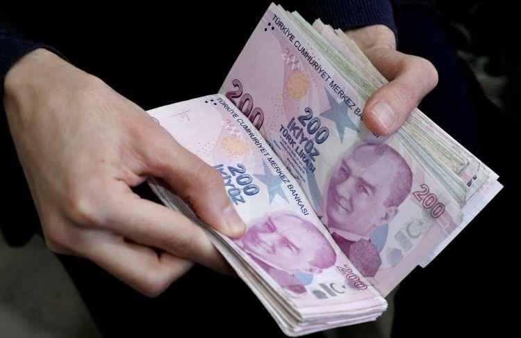 <p>Ek göstergesi 2200’den 3600’e yükseltilen sağlık çalışanları, din görevlileri, denetmen ve şube müdürü gibi memurların ise emekli aylıklarında 1.946 TL ve ikramiyelerinde 70 bin 210 TL ilave ödeme olacak. Bu kapsamda bu kişilerin emekli aylıkları 7 bin 659 TL’den 9 bin 605 TL’ye, emekli ikramiyeleri ise 276 bin 161 TL’den 346 bin 371 TL’ye yükselecek.</p>
