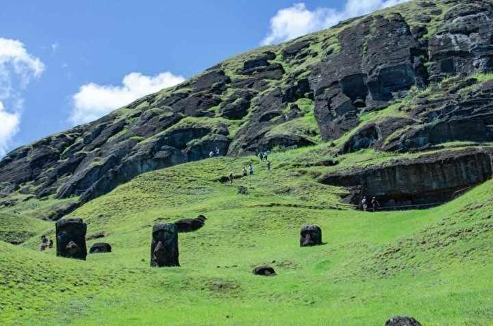 <p>Bunlardan en büyüğü 74 ton ağırlığında ve 10 metre yüksekliğinde. Taş heykellerin, 1400 ve 1650 yılları arasında yerli Rapa Nui halkı tarafından yapıldığı ve adanın yüksek yerlerine yerleştirildiği biliniyor.</p>