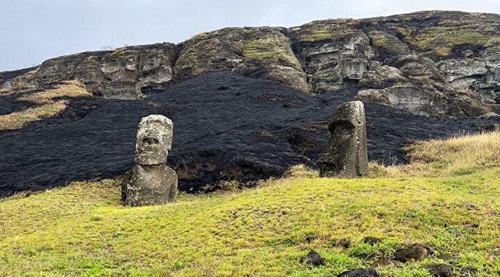 <p>Yetkililer bazı heykellerdeki hasarı 'kömürleşmiş' olarak nitelerken, Rapa Nui Belediyesi yanan heykellerdeki hasarın onarılmaz olduğunu vurguladı.</p>