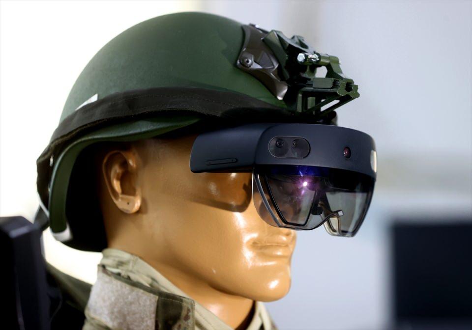 <p>Sistem kullanılırken artırılmış gerçeklik gözlüğü takan personel, başını hangi yöne çevirirse zırhı görmeksizin doğrudan aracın çevresini izleyebiliyor.</p>