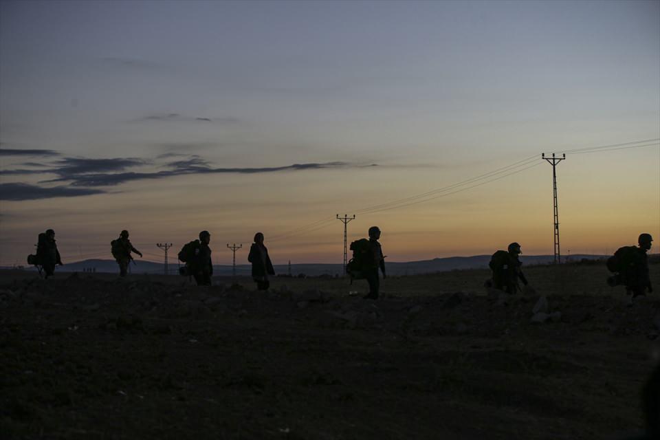 <p><strong>- "Pek çok ülkeden medya mensubu bu programı ilgiyle takip ediyor"</strong></p>
<p>Polis Akademisi Başkan Yardımcısı Fatih İnal, AA muhabirine, eğitmenlerin, riskli bölgelerde görev yapacak kursiyerlere deneyimlerini paylaştığını anlattı.</p>
<p> </p>