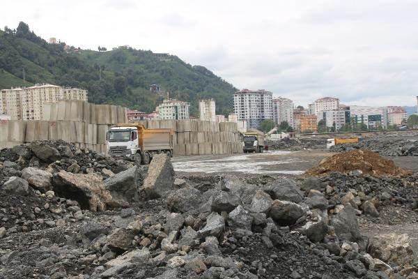 <p>Hastanemizin inşaatında havalimanı ve diğer kamu yatırımı inşaatlarında olduğu gibi bölge mimarisine özen göstereceğiz. Doğaya uyuma, Rize ve Karadeniz figürlerini bolca kullanmaya özen göstereceğiz. </p>