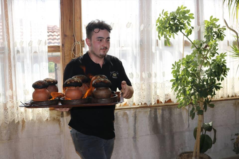 <p>Avanos ilçesinde lokanta işleten Mustafa Dursun da testi ve testinin kattığı lezzetle ortaya çıkan yemeğin Nevşehir'e özgü olduğunu dile getirdi.</p>
<p> </p>