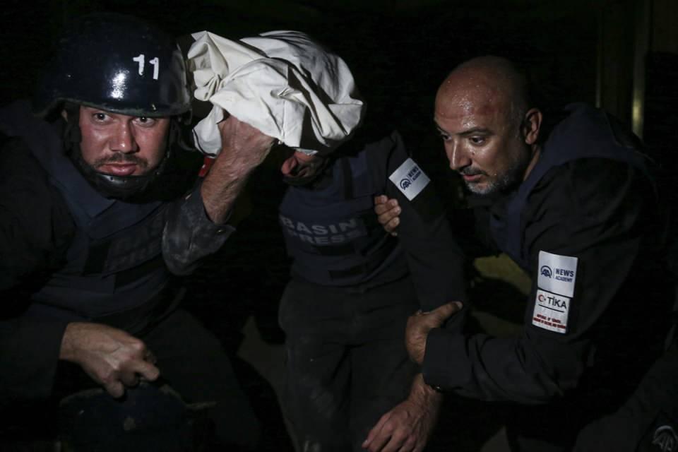 <p>Polisin, baskın tatbikatlarına karşı senaryo gereği alıkonulmamak için sırayla sabaha kadar nöbet tutan katılımcılar, günün ilk ışıklarıyla aynı güzergahtan yürüyerek Özel Harekat Başkanlığına döndü.</p>

<p> </p>
