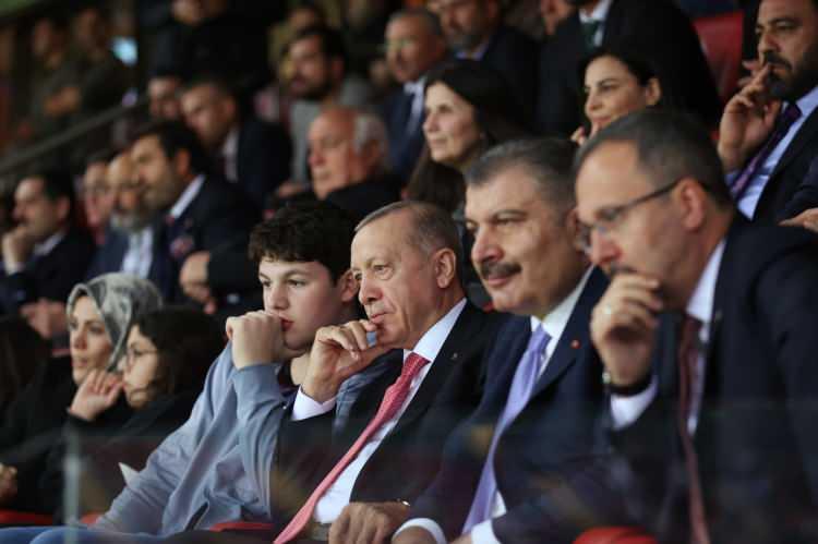 <p>Nef Stadyumu’nda oynanan final maçını Cumhurbaşkanı Recep Tayyip Erdoğan, Gençlik ve Spor Bakanı Mehmet Muharrem Kasapoğlu, Sağlık Bakanı Fahrettin Koca ile bürokratlar tribünden takip etti.</p>
