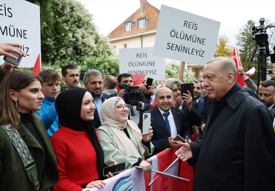 <p>Cumhurbaşkanı Recep Tayyip Erdoğan, Avrupa Siyasi Topluluğu (AST) toplantısına katılmak üzere Çekya'nın başkenti Prag'a geldi.</p>

<p> </p>
