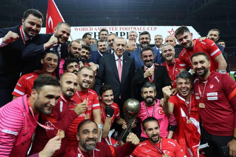 <p>Cumhurbaşkanı Recep Tayyip Erdoğan, İstanbul'da düzenlenen 2022 Ampute Futbol Dünya Kupası'nda şampiyon olan Ampute Futbol Milli Takımı'na kupasını verdi.</p>
