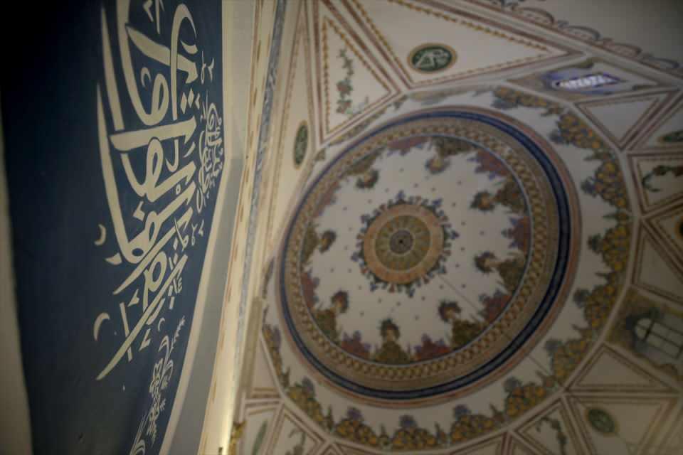 <p>İl Müftülüğü tarafından ses ve ışık sistemleri bakımından geçirilen tarihi camiye ibadet edenlerin yanı sıra turistler de geliyor.</p>
<p> </p>