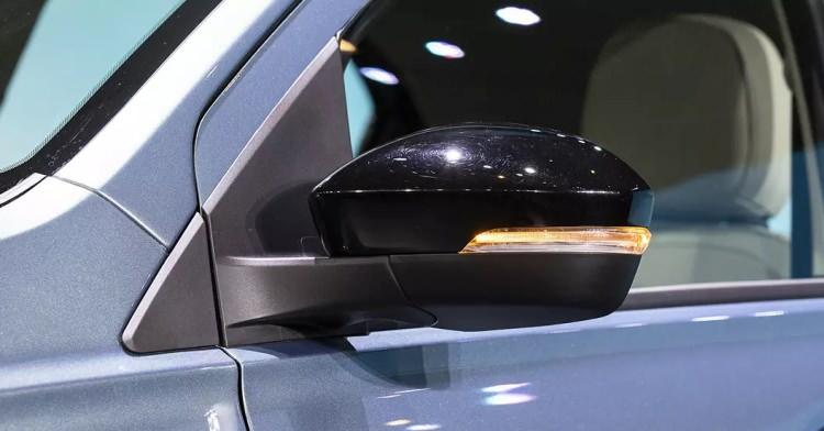 <p>Normalde büyük batarya 3.3 kW ile 6.4 saatte yüzde 10'dan yüzde 100 doluma ulaşırken, 50 kW hızlı şarj ile 57 dakikada yüzde 10'dan yüzde 80'e dolum vadediliyor.</p>
