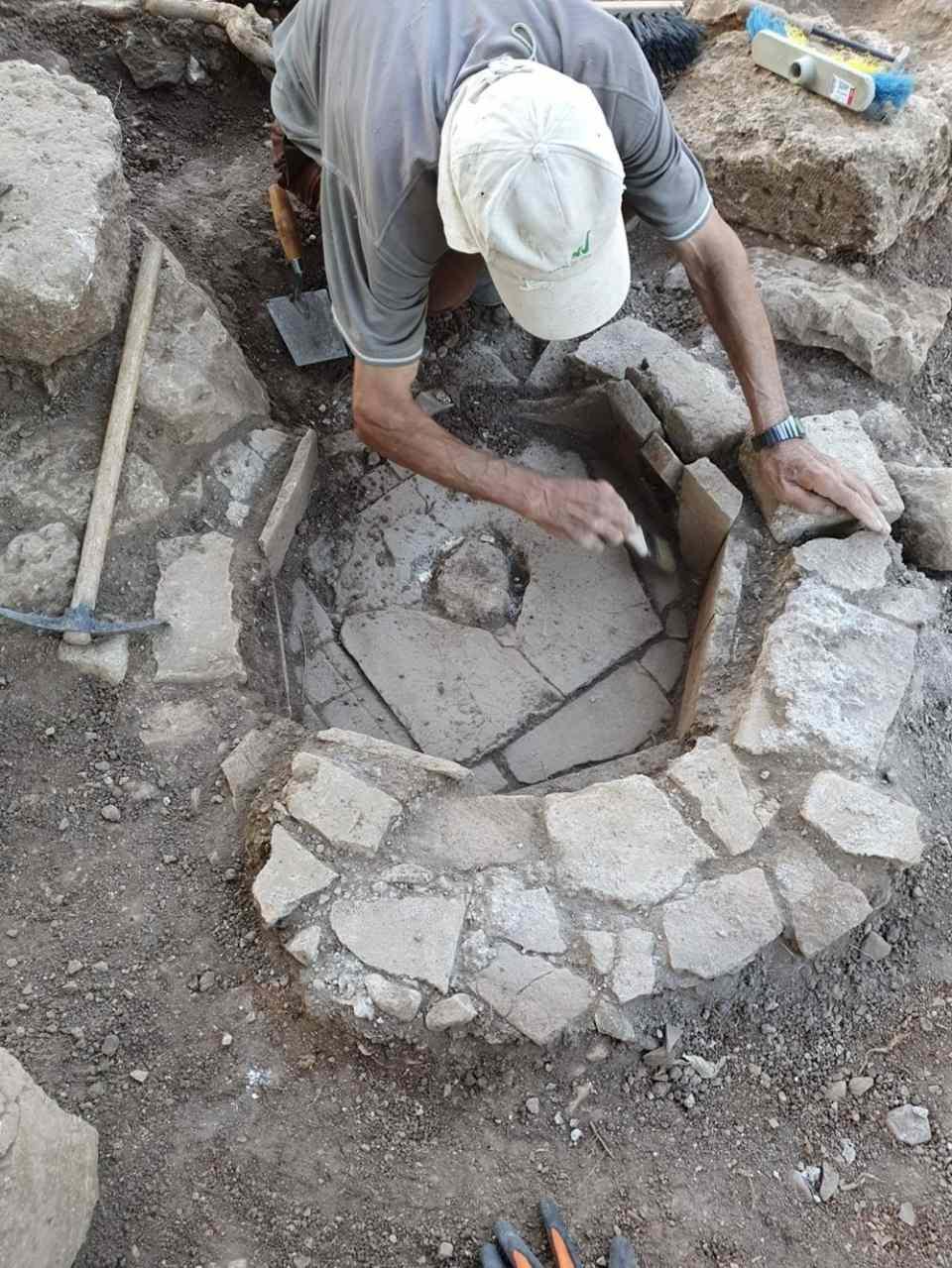 <p>Diğer taraftan İsrailli yetkililer, antik kentin bir yerleşim bölgesinde yapılan kazıda altın sikkelerin yanı sıra bina kalıntıları, su kanalları ve borular, bronz sikkeler ve çok daha fazlasını ortaya çıkarıldığını aktardı.</p>
<p> </p>