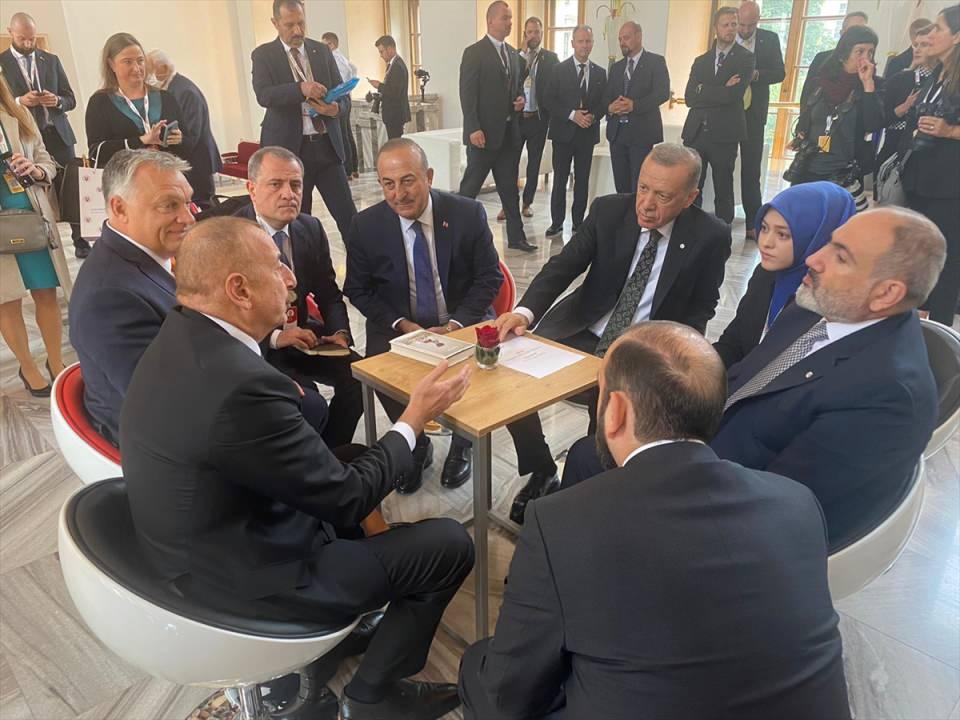<p>Cumhurbaşkanı Recep Tayyip Erdoğan, Avrupa Siyasi Topluluğu Zirvesi'nde Azerbaycan Cumhurbaşkanı İlham Aliyev ve Ermenistan Başbakanı Nikol Paşinyan ile görüştü.</p>

<p> </p>
