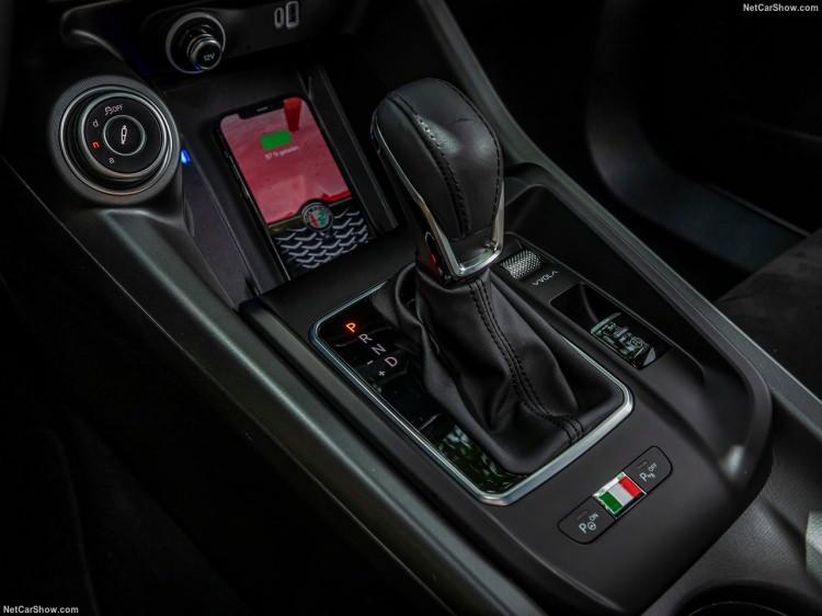 <p>Ayrıca kablosuz Apple CarPlay ve Android Auto gibi özellikleri de 10,25 inçlik multimedya ekranından kontrol edebilirsiniz.</p>
