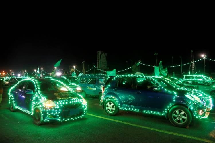 <p>Sana'daki Seb’in Meydanı'nda toplanan Yemenliler, yeşil ışıklarla süsledikleri araçlarıyla konvoy oluşturdu.</p>

<p> </p>
