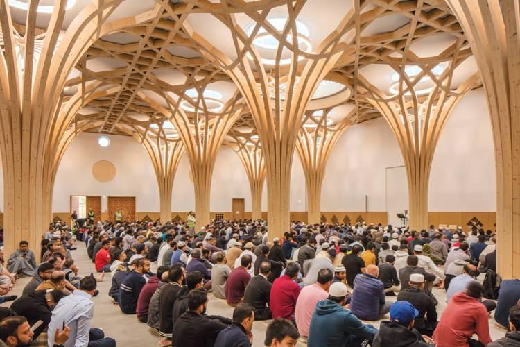 <p>Ezan sesine hasret Müslüman için dünyanın dört bir yanına abidevi nitelikte camiler inşa ettiklerini belirten Turan şöyle devam etti: “Sovyetler Birliği’nin dağılmasıyla bağımsızlığını kazanan Türki Cumhuriyetleri ile başladığımız yurt dışı cami faaliyetlerimizi Kırım, Kafkasya ve Balkanlar'da sürdürdük. Asya, Avrupa, Afrika ve Amerika ülkelerine kadar hayırseverlerimizin destekleriyle uzandık.” </p>
<p> </p>