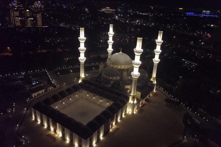 <p>Turan, Vakfın katkılarıyla yapılan İngiltere'nin ve Avrupa'nın ilk çevre dostu camisi olma özelliğine sahip Cambridge Merkez Cami, ABD’deki Amerika Diyanet Merkezi ve Rusya’daki Moskova Merkez Cami'nin Cumhurbaşkanı Recep Tayyip Erdoğan tarafından ibadete açıldığını hatırlattı. </p>
<p> </p>
