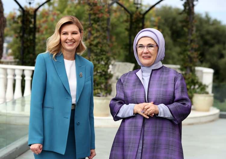 <p>Cumhurbaşkanı Erdoğan’ın güçlü liderliği ve diplomasi becerisiyle tahıl koridoru ve esir mübadelesinin gerçekleştiğini kaydeden Zelenska, özellikle tahıl koridorunun dünyayı büyük bir gıda krizinden kurtardığını vurguladı. Savaş nedeniyle sağlık alanındaki ihtiyaçların arttığını belirten Zelenska, ambulans ve kuvöz temini konusunda Emine Erdoğan’dan destek istedi.</p>