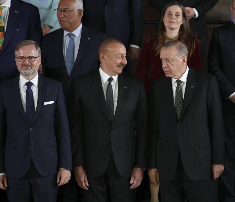 <p>Fransa Cumhurbaşkanı Emmanuel Macron'un öncülük ettiği Avrupa Siyasi Topluluğu Zirvesi, AB üyesi ve üye olmayan 43 ülkenin liderini bugün Çekya’nın başkenti Prag’da bir araya getiriyor. Tarihi Prag Kalesi'nde gerçekleştirilen zirvede AB üyesi olmayan ülkeler arasında Türkiye, Arnavutluk, İngiltere, Sırbistan, Ermenistan, Azerbaycan, Bosna Hersek, Gürcistan, İzlanda, Kosova, Lihtenştayn, Moldova, Karadağ, Kuzey Makedonya, Norveç, Sırbistan ve İsviçre yer alıyor. Zirvenin açılış oturumunun ardından liderler aile fotoğrafı çektirdi. Cumhurbaşkanı Recep Tayyip Erdoğan, aile fotoğrafında Azerbaycan Cumhurbaşkanı İlham Aliyev ile yan yana yer aldı.</p>
<p> </p>