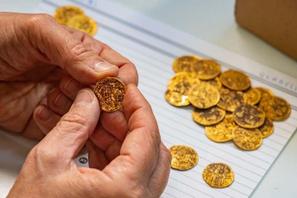 <p>Bijovsky, ayrıca Bizans İmparatorU Herakleios’a ait olan madeni paralarının soyunun kaydını tasvir ettikleri için özellikle ilgi çekici olduğunu söyledi:</p>
<p> </p>