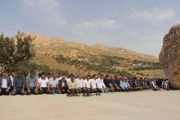 <p>Bütün hatimler indirildikten sonra burada dualar okunuyor. Namaz kılınıyor. Mezarlık ile ilgili tadilat işi varsa duvar genişletiliyor, alan genişletiliyor, daha uygun hale getiriliyor”</p>
