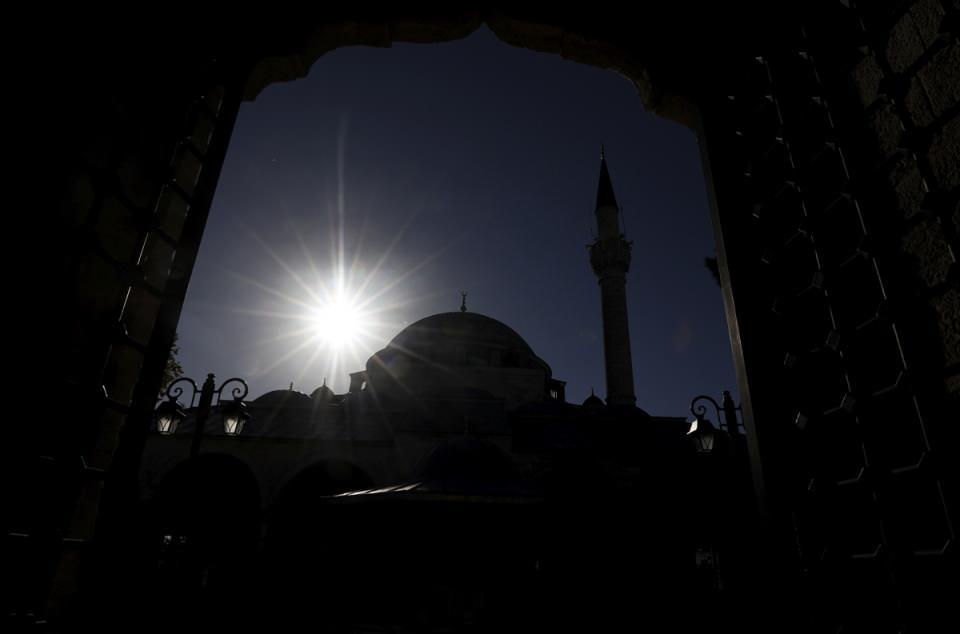<p><strong> "Camilerimiz şehrin tapusudur"</strong></p>
<p>Kırklareli Müftüsü Yusuf Eviş, AA muhabirine, kentte çok sayıda tarihi caminin bulunduğunu söyledi.</p>
<p> </p>