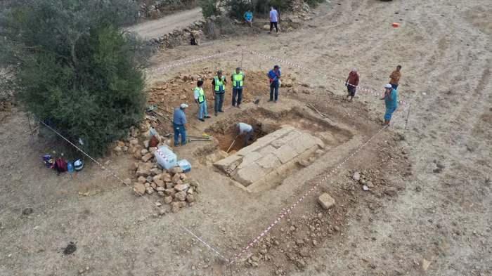 <p>Muğla'nın Milas ilçesinde bir çiftçinin traktörüyle sürdüğü tarlada, 2400 yıllık olduğu değerlendirilen oda mezara rastlandı.</p>
