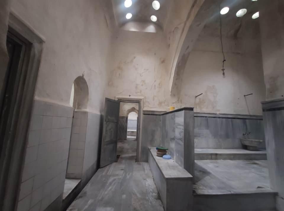 <p><strong>HAMAM KÜLTÜRÜ İNSANLARDA BİTTİ </strong></p>

<p>Hamam kültürünün artık kalmadığını dile getiren Bal, "Biz 70'li yıllarda haftada 1-2 defa hamama giriyorduk. Son yıllarda biz bile kullanmadık çünkü, evimizde banyo var, her şey var. O da zaten hamamların sonunu getirdi. Hamam kültürü bitti. Çalıştıracak eleman da kalmadı. Keseci, tellak diyoruz, artık onları da kimse yapmak istemiyor" dedi.  </p>
