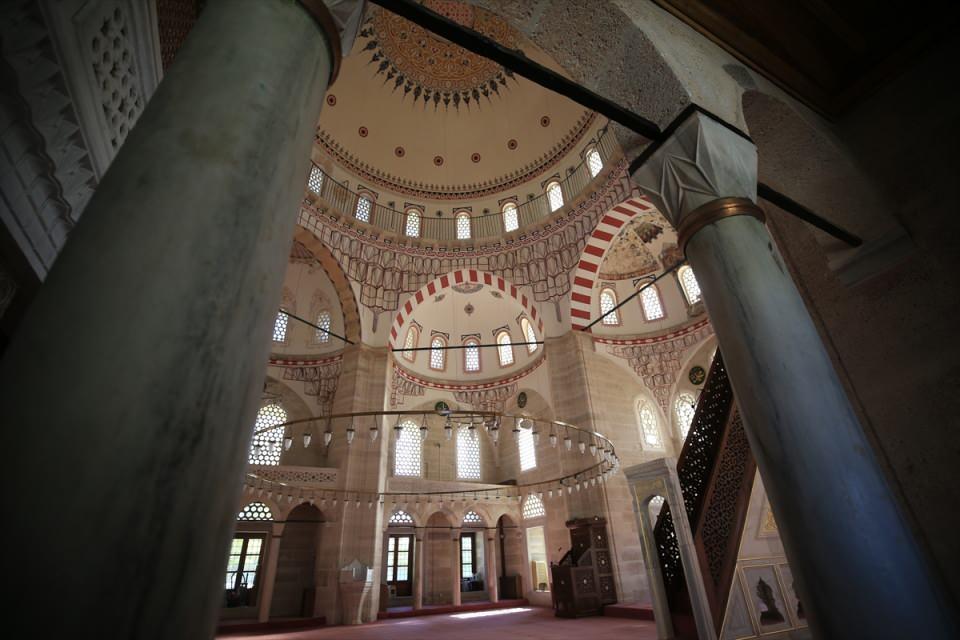 <p>Kendisinden yaklaşık 20 yıl sonra inşa edilen Selimiye Camisi'nin "minyatürü" olarak nitelenen, belirli dönemlerde çeşitli restorasyonlar gören camideki birçok önemli kalem işi, bu restorasyon işlemleri sırasında çimentodan arındırıldı.</p>

<p> </p>
