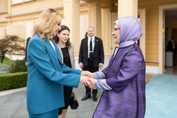 <p>Türkiye ziyareti kapsamında Pazar günü Emine Erdoğan’la bir araya gelen Olena Zelenska, görüşmede Ukrayna’daki son gelişmelerin yanı sıra kendi adıyla kurduğu vakfın çalışmaları hakkında bilgi verdi ve eşi Ukrayna Devlet Başkanı Zelenski'nin Ukrayna’ya verilen destekten dolayı teşekkür mektubunu Emine Erdoğan’a teslim etti.</p>
