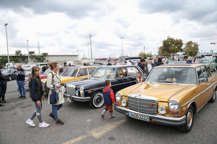 <p>Daha sonra klasik otomobillerden birinin direksiyonuna geçen Türkmen etkinlik alanında dolaştı. Etkinliğe katılanlar klasik otomobillerin önünde fotoğraf çektirdi.</p>