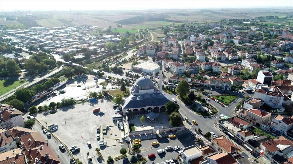 <p>Hızırbey Camisi'nin en önemli özelliği kare şeklinde yapılmış olması. İstanbul'un fethine hazırlık için topların Kırklareli Demirköy'de döküldüğü malumunuz...</p>