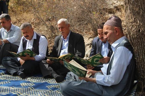 <p>En başta burası Kuran-ı Kerim okuma merkezli bir etkinlik. Köylülerimizin her biri kendi babasının, dedesinin mezarlarına gelip hatimler indiriyorlar. </p>
