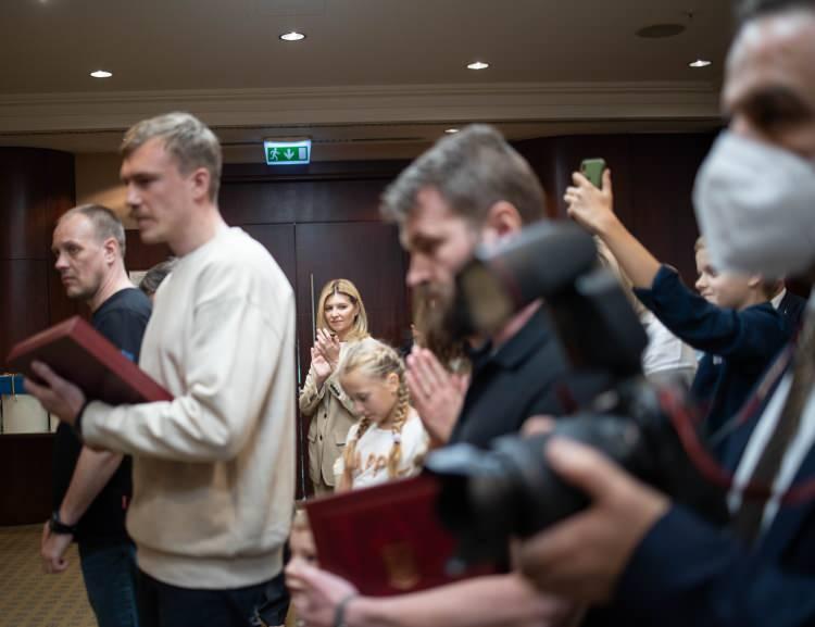 <div>CUMHURBAŞKANI ERDOĞAN’IN GÜVENCESİ ALTINDA</div>
<div> </div>
<div>Ukrayna Devlet Başkanı Volodimir Zelenski dün gece halka seslenerek Azov komutanlarının aileleriyle Türkiye buluşmasını şu sözlerle duyurdu;</div>