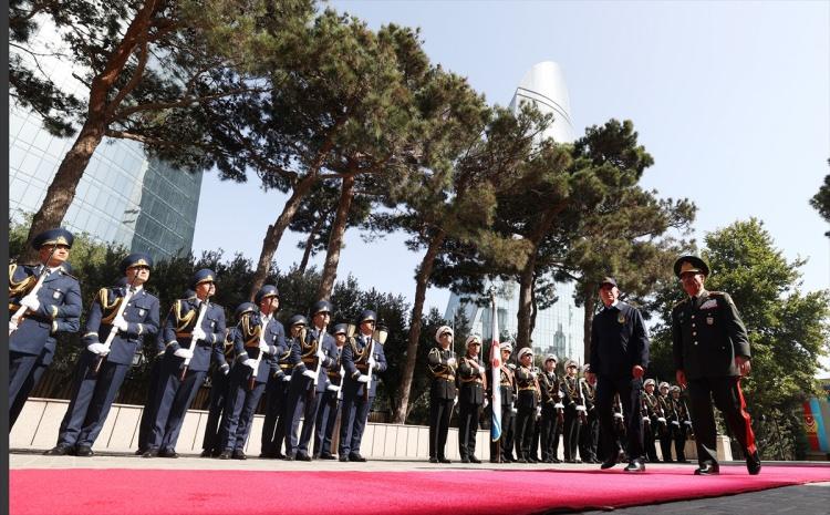 <p>Azerbaycan Savunma Bakanı Orgeneral Zakir Hasanov da Akar başkanlığındaki heyetle Bakü'de bir araya gelmekten duyduğu memnuniyeti dile getirdi. Türkiye ve Azerbaycan savunma bakanlıkları arasındaki iş birliğinin artarak devam ettiğini vurgulayan Hasanov, Milli Savunma Bakanı Akar'a desteklerinden dolayı teşekkür etti.</p>

<p> </p>
