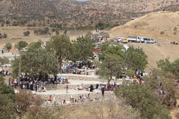 <p>Onlar da bu köşeye kendilerini çekmişler ve bizi izliyorlar. Bu izlemenin hatırlatılması babında böyle bir etkinlik yapılıyor. Burası 300 yıldır hiç kesintiye uğramamış. </p>
