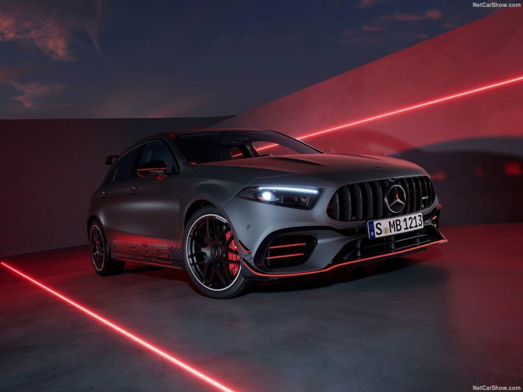 <p>AMG versiyonlarına baktığımızda ise 2.0 litrelik turbo makinenin 306 ve 421 beygirlik versiyonlarla A 35 ve A 45 S rozetliyle yollardaki macerasının devam edeceğini görüyoruz.</p>
