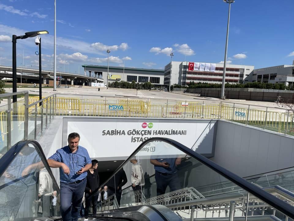 <p>Cumhurbaşkanı Recep Tayyip Erdoğan'ın dün törenle açılışını gerçekleştirdiği Pendik-Sabiha Gökçen Havalimanı Metro Hattı'nı kullanan vatandaşlar, hizmetten memnun kaldı.</p>

<p> </p>
