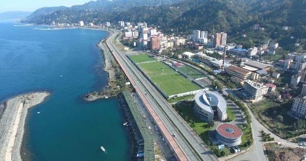 <p> Otopark sıkıntısı yaşamayacağımız şekilde otoparkımız olacak. Böylece çok güzel bir hastaneye iki üç yıl sonra hizmete sunacağız. Sadece Rize'ye değil Artvin'deki İspir’den bu tarafa hasta ve hastane ihtiyacı hisseden herkese hizmet vereceğiz” dedi.</p>