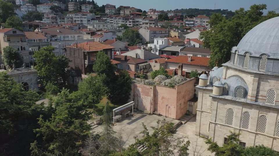 <p>Üsküdar'daki 244 yıllık tarihi Beylerbeyi Hamamı, 48 milyon TL'ye satışa çıkarıldı. Anıt Koruma ve Bakım Uzmanı Doç. Dr. Gamze Kaymak Heinz, "Osmanlı mimarisini yansıtan bir eser. İdeal olan, yapının özgün işlevini devam ettirmesi. 2 kuşak sonra belki de çocuklarımız ya da torunlarımız sadece kitaplardan öğrenecekler" dedi. </p>
