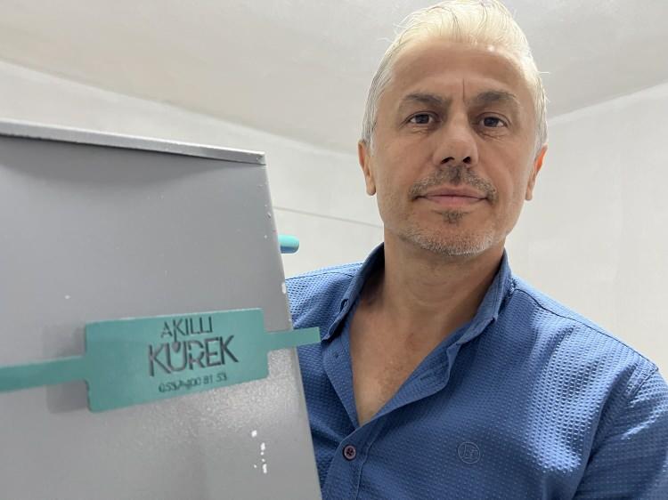 <p>Düzce'de girişimci İsa Dervişoğlu'nun geliştirdiği ve patentini aldığı "akıllı kürek" gübrenin istenilen miktarda ve derinlikte bitkinin kök bölgesine verilmesini sağlıyor.</p>