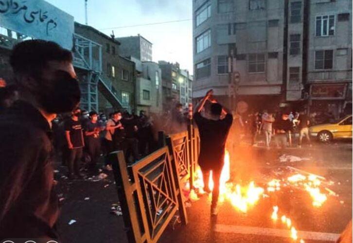 <p>Karakolda aniden fenalaşarak hastaneye kaldırılan Amini, 3 gün sonra 16 Eylül'de hayatını kaybetmişti. Tepkiler üzerine Tahran Polisi tarafından yapılan açıklamada, İrşad devriyesinin Amini'yi bir saatlik 'brifing' için karakola götürdüğü ve genç kadının burada aniden bilincini kaybetmesi ve kalp rahatsızlığı yaşaması üzerine hastaneye sevk edildiği belirtilmişti.</p>
