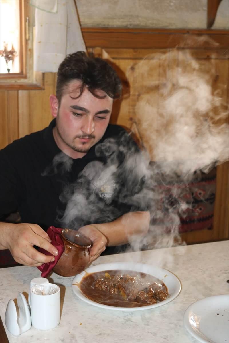 <p>"Testi buraya özgü ve buranın toprağıyla yapıldığı için Nevşehir'e orijinal bir değer katıyor. İçinde kullandığımız malzemelere asıl lezzetini veren topraktaki tattır. Bu kap, Hititler döneminden beri yapılagelen bir şey. Yozgat bu konuda kendini çok yormasın. Adı üzerinde, testi yemeği buraya aittir. Ağırlıklı olarak yabancı misafirleri konuk ediyoruz. Tüm dünyaya testi kebabını tanıtan yöre burasıdır. Çok da popülerdir. Son zamanlarda bölgemizi ziyaret eden turistlerin hemen hemen hepsi bu lezzeti tadıyor. Diğer turizm bölgelerinde testi yemeği bulunmuyor. Bunun reklamını biz burada yapıyoruz. Yöremizin en başta gelen lezzetlerinden birisidir."</p>
<p> </p>